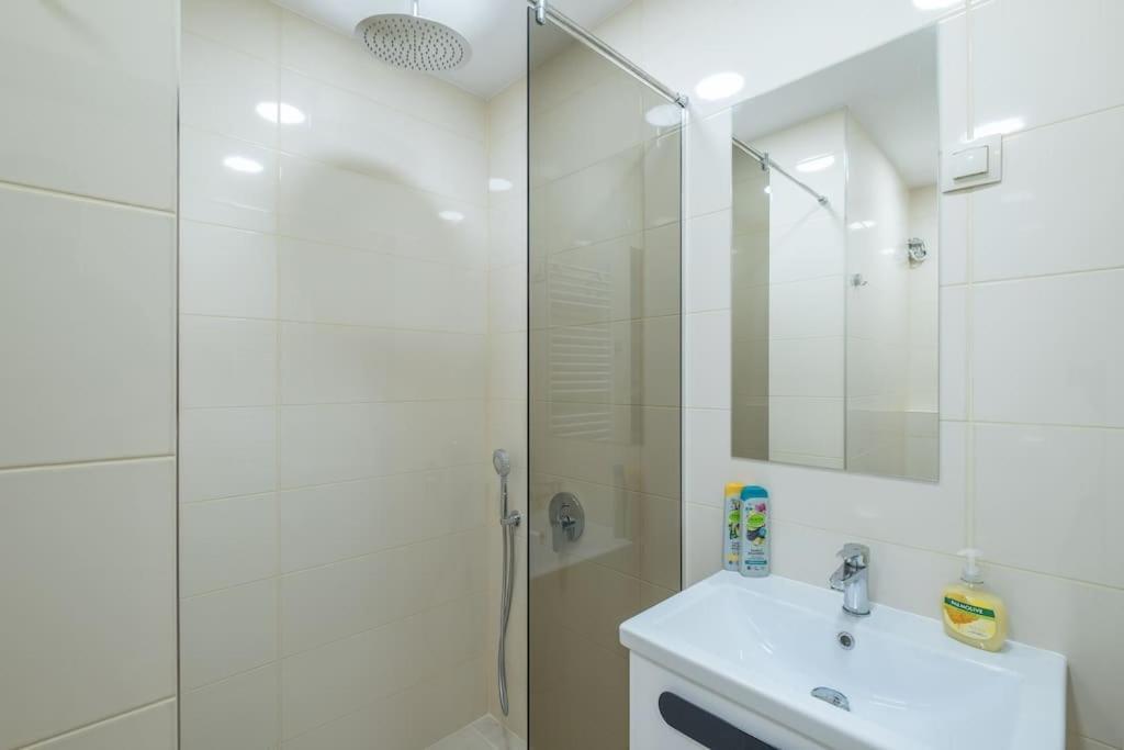 Top Location, Brand New 3 Bdrm Apt & Free Parking Sófia Exterior foto