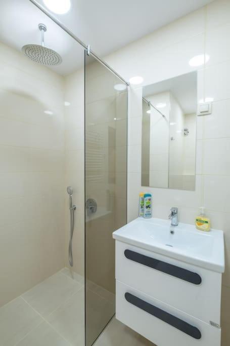 Top Location, Brand New 3 Bdrm Apt & Free Parking Sófia Exterior foto